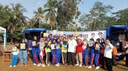 Kepala DKPUS Babel foto bersama siswa SMAN 2 Tukak Sadai di depan Pusling DKPUS Babel.