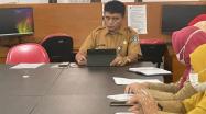 Kepala DKPUS Babel Rakhmadi memimpin rapat evaluasi kinerja bidang kearsipan DKPUS Babel, Selasa (12/4/2022).