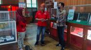 Tim DKPUS Babel dipimpin Kabid Pelestarian Koleksi Nasional dan Pelestarian Naskah Kuno Mirdayati saat meninjau Musium Tanjung Pandan.