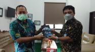 Rakhmadi Kepala DKPUS Babel saat menerima sumbangan buku dari Kepala SMAN 1 Manggar, Beltim, Kamis (7/10/2021).
