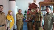 Kepala DKPUS Provinsi Babel Rakhmadi menyerahkan Buku Telisik Sejarah Pembentukan Bangka Belitung menjadi Provinsi kepada Bupati Bangka Barat Sukirman, Senin (14/3/2022).