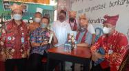 Kepala DKPUS Babel Rakhmadi bersama Gubernur dan Bupati Beltim, saat menghadiri Bedah Buku di SMAN 1 Manggar, Beltim, Jumat (4/2/2022).