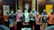 Kepala DKPUS Provinsi Babel Rakhmadi foto bersama Bupati Belitung Sahani Saleh, di ruang kerjanya, Kamis (31/3/2022). 