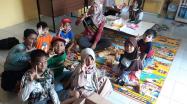 Anak-anak Simpang Perlang foto bersama Duta Baca Daerah Babel Annisa sembari salam literasi.
