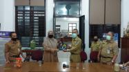 Kepala DKPUS Babel Asyraf Suryadin menyerahkan buku Sejarah Bangka Belitung menjadi Provinsi kepada perwakilan Dinas Perpustakaan dan Kearsipan Kabupaten Bangka Barat.