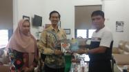 Dokter Spesialis Anestesi dan Intervensi Nyeri, RSUD Soekarno, Farhan Ali Rahman menyerahkan buku Kepala DKPUS Babel Rakhmadi. 