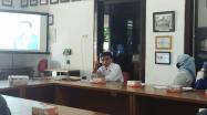 Kepala DKPUS Babel Rakhmadi melakukan evaluasi kinerja pegawai DKPUS Babel, Rabu (1/9/2021).