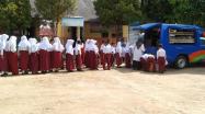 Antrian Siswa SDN 8 Merawang, Kabupaten Bangka untuk bisa mendapatkan bacaan di Pusling Provinsi Babel, Rabu (21/9/2022).