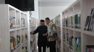 Plt. Kepala DKPUS Babel, Yopi Wijaya saat mendampingi anggota DPRD Bangka Tengah meninjau salah satu bagian di Perpusprov Babel.
