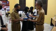 Kepala DKPUS Babel Dr Asyraf Suryadin menyerahkan hadiah kepada para Juara Lomba Pustakawan Berprestasi Terbaik Tingkat Provinsi Babel Tahun 2020.