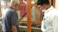 Kepala DKPUS Babel Rakhmadi melihat-lihat koleksi peninggalan Kerajaan Badau, di Museum Kerajaan Badau, Belitung.