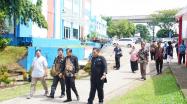 Kepala DKPUS Babel Rakhmadi bersama Komisi I DPRD Babel saat meninjau lingkungan SMKN 2 Palembang Sumsel, Jumat (3/6/2022).
