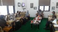 Kepala DKPUS Babel Dr Asyraf Suryadin saat membahas PKS Silang Layan Perpustakaan bersama Wakil Rektor ISB Atma Luhur Pangkalpinang.