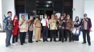 Kepala DKPUS Babel Dr Asyraf Suryadin foto bersama rombongan Dinas Perpustakaan Kabupaten Lahat, Sumsel.