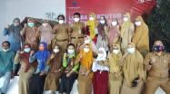 Kepala DKPUS Babel Rakhmadi, Bunda Baca Bangka Tengah Eva Algafry, Plt Kepala DKP Irwandi, Kepala Dinas Pendidikan Bangka Tengah, Pelatih, Orang Tua dan Guru, foto bersama Mikhaella wakil Babel di Lomba Bertutur Siswa SD/MI Tingkat Nasional Tahun 2021.