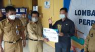 Wagub Abdul Fatah didampingi Kepala DKPUS Babel Rakhmadi menyerahkan hadiah Lomba Perpustakaan Umum (Desa/Kelurahan) kepada Desa Cendil Beltim, diterima Kepala DPK Beltim Amiruddin.