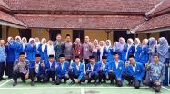 Santri MA Al Islam Kemuja, Bangka foto bersama di halaman tengah kantor DKPUS Babel, Kamis (10/11/2022).