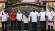Tim Monev Bantuan Hibah Buku DKPUS Provinsi Babel foto bersama Lurah dan Jajaran Kelurahan Toboali, Rabu (25/11/2020).