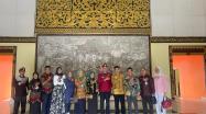 Kepala DKPUS Babel bersama Kepala Dinas Perpustakaan Kota Pangkalpinang dan rombongan foto bersama di Museum Balaputra Dewa Sumsel, Jumat (9/12/2022).