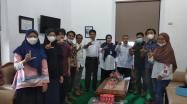 Kepala DKPUS Babel Rakhmadi didampingi Pejabat Eselon III DKPUS Babel foto bersama Jajaran Build Institute, Rabu (5/1/2021).