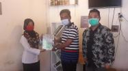 Penyerahan bantuan Buku "Pojok Baca Sekaput" kepada Pemilik Kafe Ale.