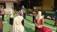 Rakhmadi Kepala DKPUS Babel saat memberikan pengarahan kepada PHL DKPUS Babel, dalam rangka evaluasi kinerja, Kamis (7/10/2021).