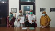 Kepala DKPUS Babel Asyraf Suryadin bersama Wakil Dekan II Fisip UBB Diana Anggraeni memperlihatkan PKS yang telah ditandatangani Senin (5/4/2021).
