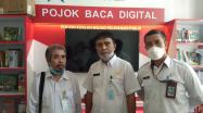 Kadis KPUS Babel foto bersama Kepala UPT Samsat Pangkalpinang di ruang Pojok Baca Digital Kantor Samsat Pangkalpinang, Rabu (13/4/2022).