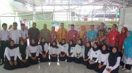  Kepala DKPUS Babel foto bersama jajaran SMAN 2 Tanjung Pandan, Belitung, Kamis (13/10/2022).