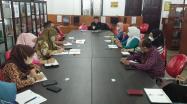 Kepala DKPUS Babel Rakhmadi memimpin rapat pembinaan para arsiparis, Kamis (6/1/2022).