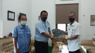 Kepala DKPUS Babel Dr Asyraf Suryadin menerima sumbangan buku karya Dirut RRI Sungailiat, Babel.