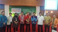 Kepala DKPUS Babel Rakhmadi foto bersama beberapa peserta Rakernas Bidang Kearsipan 2022.