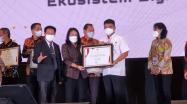 Menteri PPA Bintang Puspayoga menyerahkan Piagam Penghargaan kepada Kepala DKPUS Babel Rakhmadi dalam acara Pembukaan Rakornas bidang Perpustakaan di Jakarta, Selasa (29-3-2022).