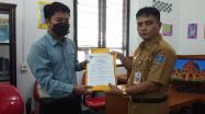 Rakhmadi Kepala DKPUS Babel menyerahkan simbolis Perjanjian Kinerja Pegawai Tenaga Kontrak Tahun 2022, Senin (14/2/2022).