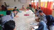 Rakhmadi Kepala DKPUS Provinsi Babel saat memberikan pembinaan terhadap Perpustakaan SMAN 1 Damar, Beltim, Babel, Kamis (13/10/2022).