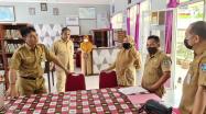 Kepala DKPUS Babel, Rakhmadi didampingi Pustakawan DKPUS Babel Zulkifli, mengunjungi Perpustakaan SMAN 1 Manggar, Kabupaten Belitung Timur.