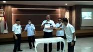 Pj Gubernur Ridwan Djamaluddin memperlihatkan aplikasi SRIKANDI yang telah resmi diterapkan di Pemprov Babel.  