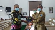Kepala DKPUS Babel Asyraf Suryadin didampingi Pustakawan Ahli Madya DKPUS Babel Padli menyerahkan Buku Sejarah Bangka Belitung menjadi Provinsi kepada Kepala Dinas Perpustakaan dan Kearsipan Belitung, Paryanta.