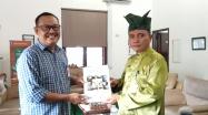 Kepala DKPUS Babel Rakhmadi menerima sumbangan buku dari Kepala DPK Belitung Paryanta, Senin (21/11/2022) di ruang kerja Kepala DKPUS Babel.