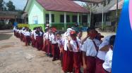 Siswa SDN 8 Air Bara rela mengantri untuk dapat membaca buku di Pusling DKPUS Babel.