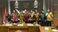 Sekda Babel didampingi Bunda Literasi Babel, Kepala DKPUS Babel dan Kabid  Pelestarian Koleksi Nasional dan Pelestarian Naskah Kuno DKPUS Babel foto Bersama jajaran Pejabat Pemprov Maluku Utara, Kamis (27/10/2022).