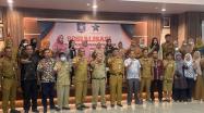 Kepala DKPUS Babel foto bersama peserta dan narasumber Sosialisasi Strategi Pengembangan Perpustakaan dan Teknologi Informasi Komunikasi Tahun 2022.