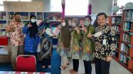 Tim Juri Lomba Perpustakaan SMA/SMK sederajat tingkat Provinsi Kepulauan Bangka Belitung Tahun 2021 sedang bersama pengelola perpustakaan SMAN 1 Manggar, disela-sela melakukan penilaian Perpustakaan SMAN 1 Manggar, Beltim, Kamis (22/4/2021)