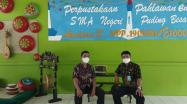 Kadis DKPUS Babel Rakhmadi bersama Kepala SMAN 1 Puding foto di Pojok Literasi Budaya SMAN 1 Puding, Kamis (19/8/2021).