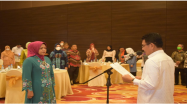Sekda Provinsi Babel Dr Drs Naziarto, S.H., M.H, at the moment inaugurated Sri Rahayu Mulya Naziarto, SAP as the Mother of Literacy for Babel Province for the period 2022-2024