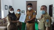 Tim Juri Lomba, Runi, didampingi Ketua Panitia Lomba, Zulkifli dan Kabid Pembinaan dan Pengembangan Perpustakaan DKPUS Babel Abu Hapas, menyerahkan hasil penilaian dan pemenang Lomba kepada Kepala DKPUS Babel Rakhmadi, Selasa (22/6/2021).