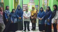 Tim Asesor Perpusnas bersama Kepsek dan Pengelola Perpustakaan SD Muhammadiyah Mentok, Babel, disela visitasi akreditasi.
