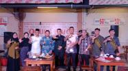 Foto Bersama Kepala DKPUS Babel dan Anggota Komisi IV DPRD Babel disela Diskusi Literasi “Membangun Sinergi dalam Membumikan Literasi di Bumi Bangka Belitung”, Senin (24/10/2022) malam di Warung Kopi Tung Tau, Pangkalan Baru, Bangka Tengah, Babel.