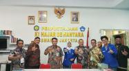 Rakhmadi Kepala DKPUS Babel bersama Kepsek SMA/SMK/MA se-babel saat berkunjung ke Perpustakaan Ki Hajar Dewantara SMAN 70 Jakarta, Selasa (8/8/2023).