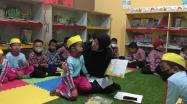 Pustakawan DKPUS Babel saat membacakan buku cerita kepada anak-anak TK Tharikul Jannah dan Perwanida III, Rabu (15/12/2021).